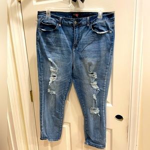 Judy Blue capri , distressed jeans sz 2xl
